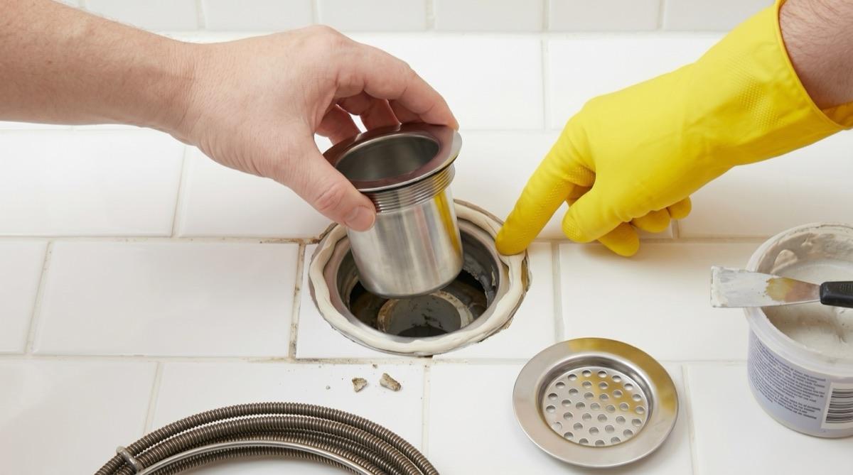 Plombier Plamby vérifié pour changer une bonde de lavabo ou d'évier à Paris & Île-de-France