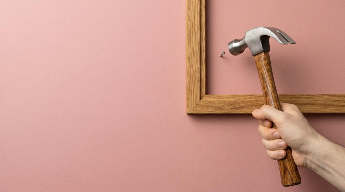 Fixation meuble mural à Paris & Île-de-France : prestataire bricolage vérifié Plamby