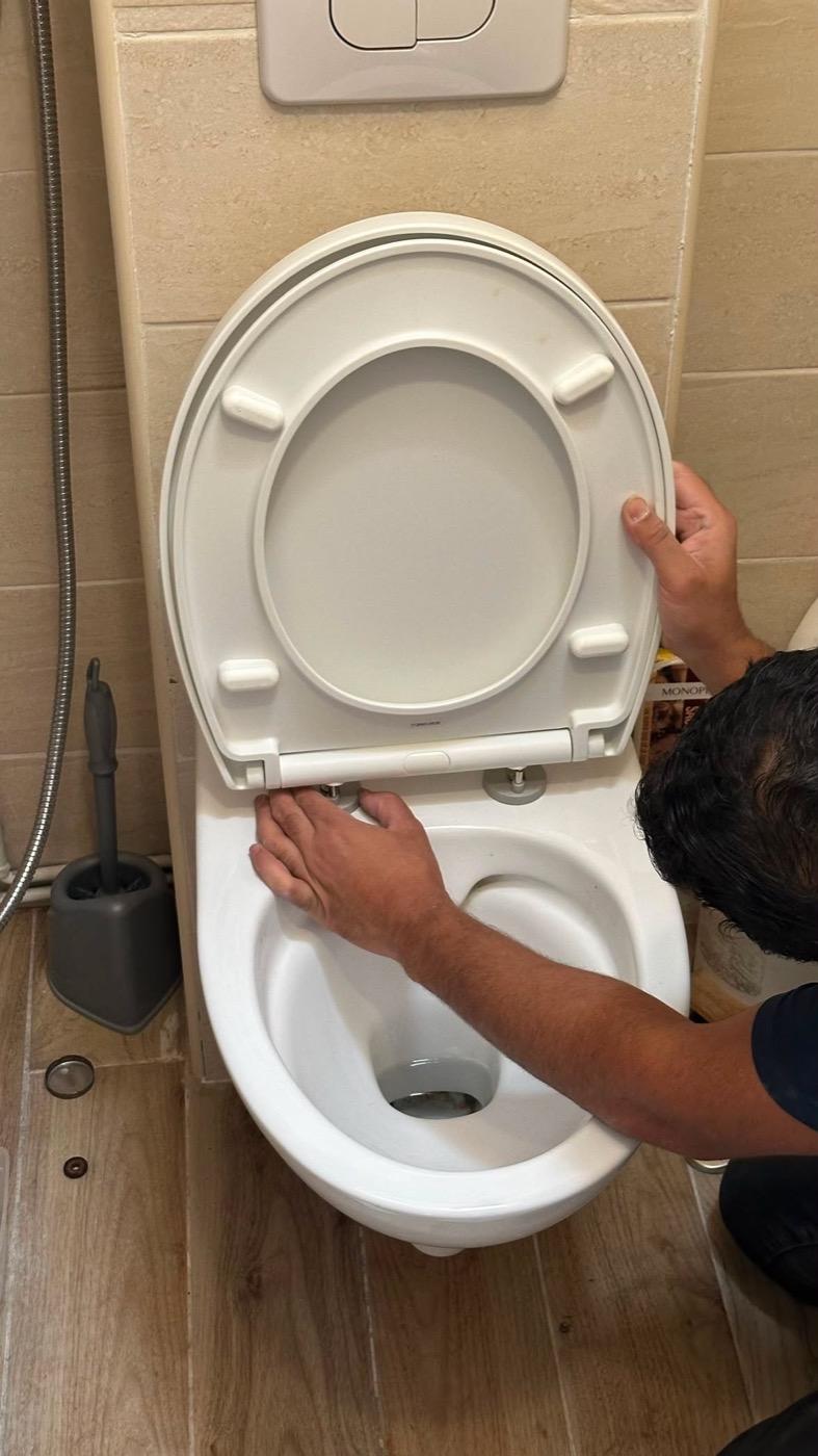 Petits travaux : abattant WC, joints, portes d'armoire, Paris 15