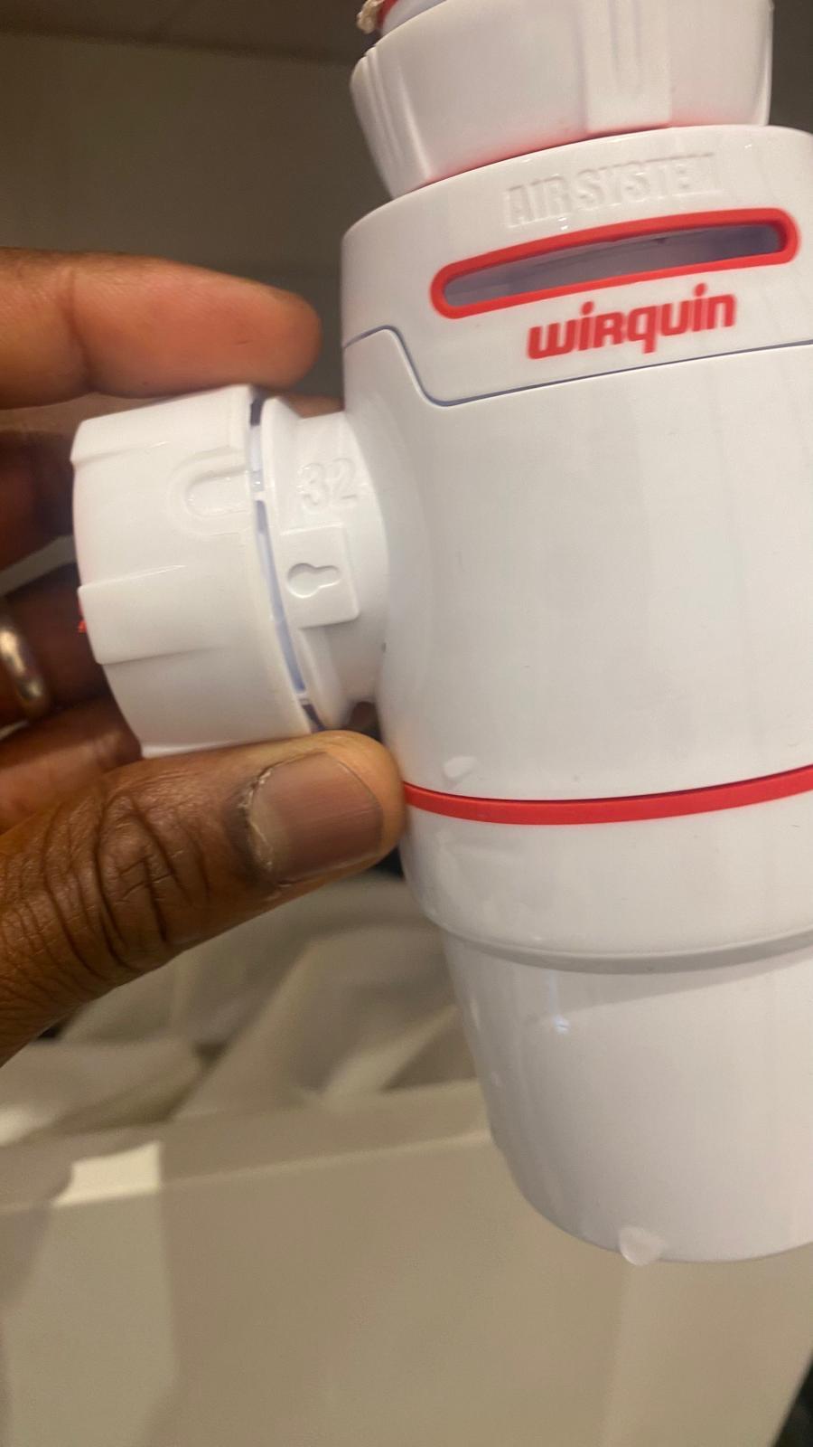 Siphon Wirquin neuf tenu en main avant pose par Cheikh D., plombier vérifié Plamby, lors d'une réparation de fuite à Paris