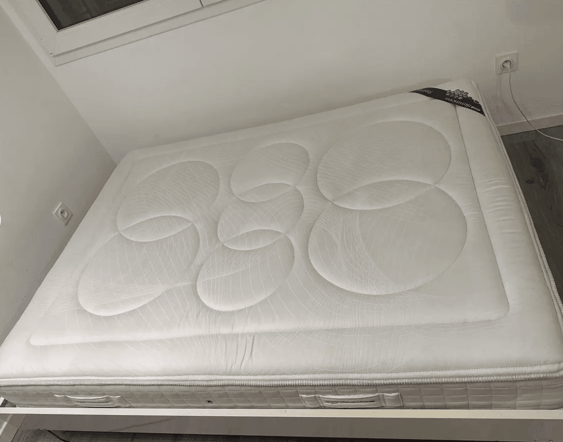 Après : Matelas nettoyé à la vapeur entre deux voyageurs à Paris par Mostafa T., prestataire reçu en entretien Plamby