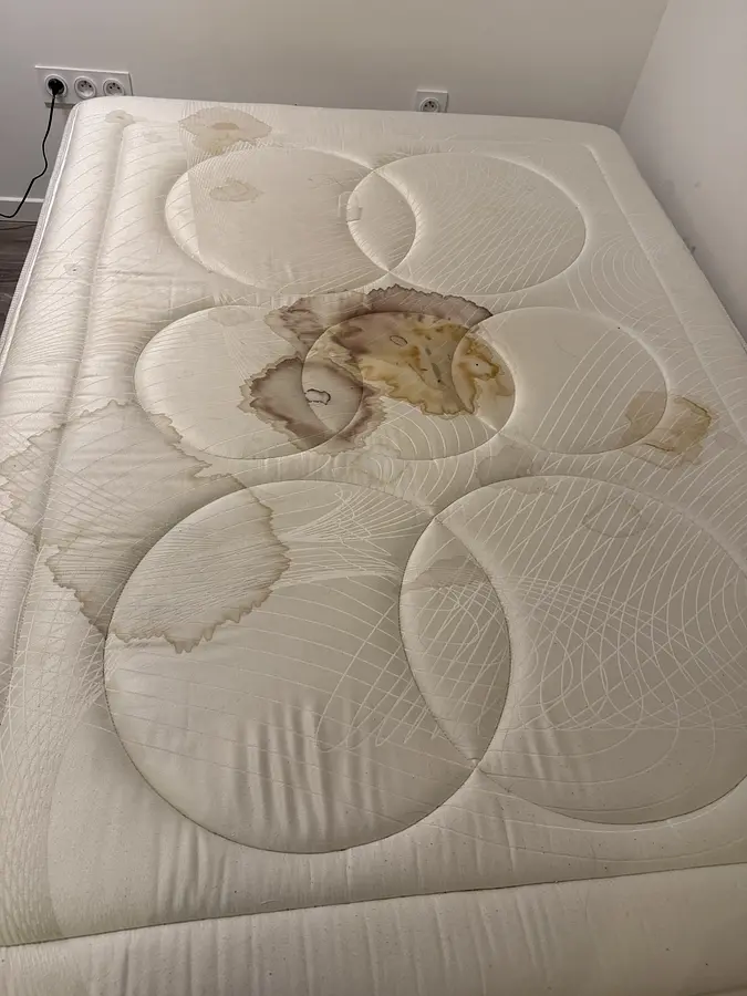 Avant : Matelas nettoyé à la vapeur entre deux voyageurs à Paris par Mostafa T., prestataire reçu en entretien Plamby